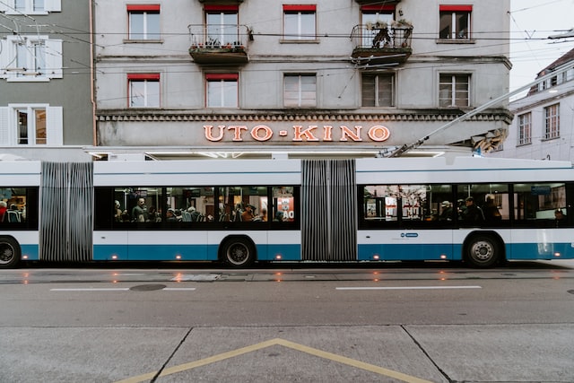 mobimagsocial's tweet photo. «Öffentliche Verkehrsmittel sind oftmals überheizt», sagt Patrick Hofstetter vom @WWF_Schweiz. 

Ausserdem in den Zitaten der Woche: @Urs_Bloch erklärt die Bargeld-Abschaffungspläne von @PostAuto.

Jetzt auf https://t.co/iXIbRB6ldL.

#oev #oevlive #verkehr #verkehrswende #bargeld https://t.co/cn2iHzTl4c