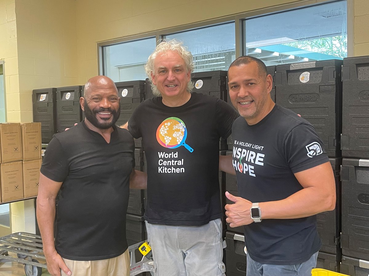 ItBackward's tweet photo. @chefjoseandres and the @WCKitchen will be at @MetroMinistries kitchen this week to serve 10,000 hot meals &amp; 15,000 cold meals EACH DAY to the greater Florida community. Pay It Backward foundation President, Tony March, was pleased to contribute to the efforts. https://t.co/oKRFDc1Sdx