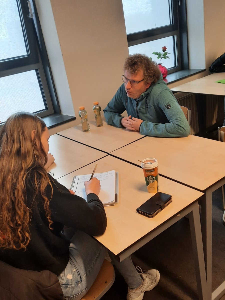 LFBAssen's tweet photo. Gesprekjes met studenten van Maatschappelijke zorg van @DrentheCollege over wonen #lerenvanelkaar #samenwerken #winwin https://t.co/Rjc9GHQ7iO