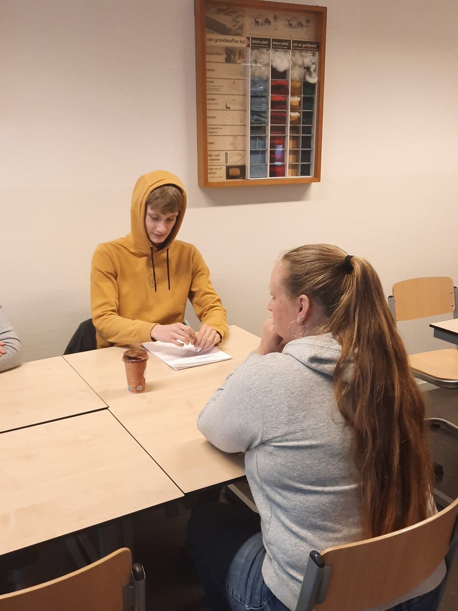 LFBAssen's tweet photo. Gesprekjes met studenten van Maatschappelijke zorg van @DrentheCollege over wonen #lerenvanelkaar #samenwerken #winwin https://t.co/Rjc9GHQ7iO