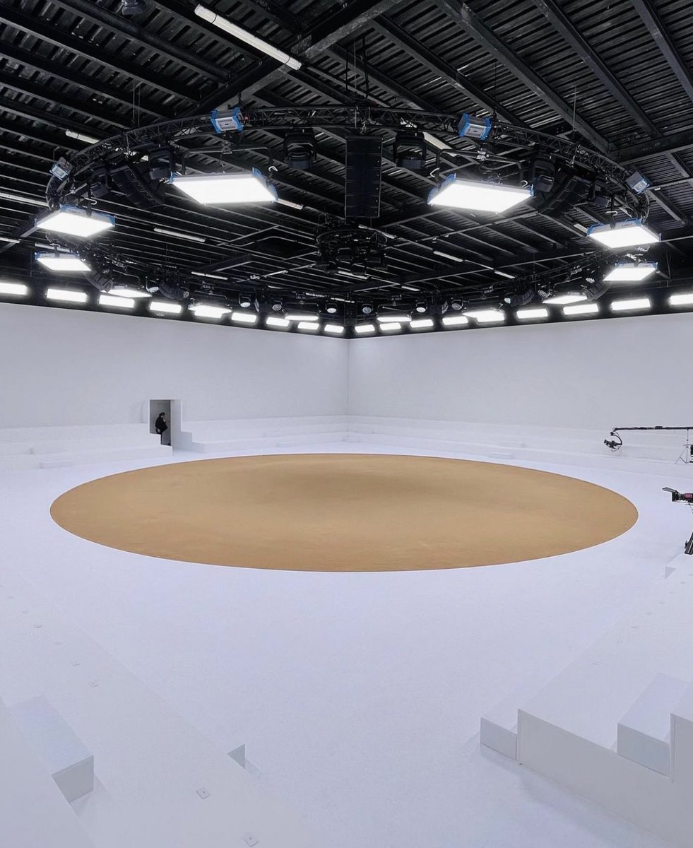 Outlander Magazine tweet media