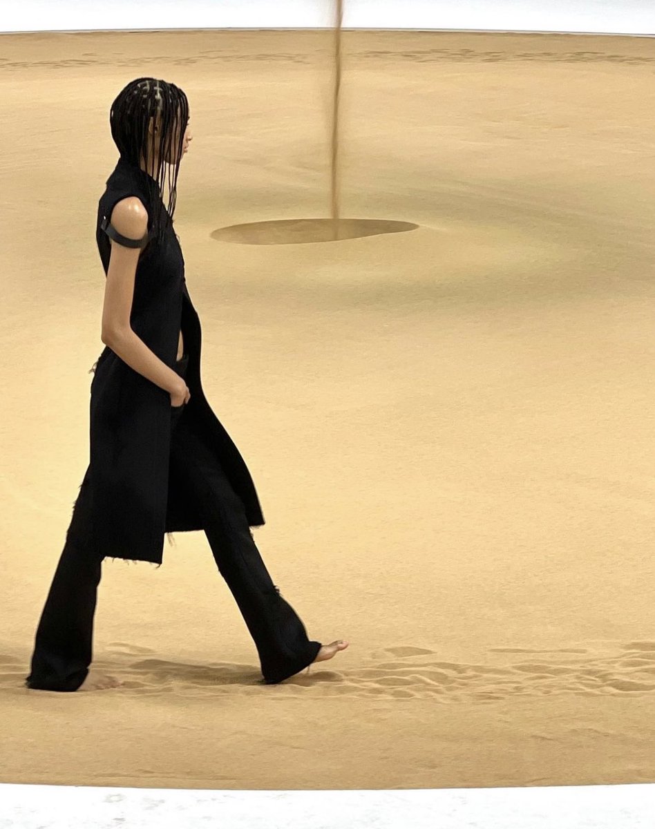 Outlander Magazine tweet media