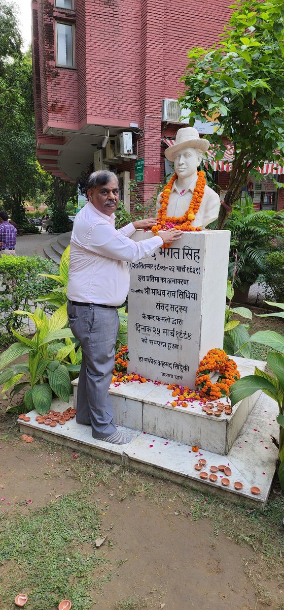 BhagatEvening's tweet photo. क्रांतिकारी स्वतंत्रता सेनानी #ShaheedBhagatSingh जी की जयंती पर शत शत नमन https://t.co/CITYALpVTO