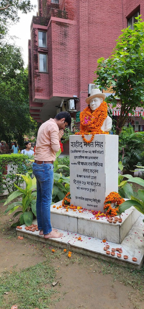 BhagatEvening's tweet photo. क्रांतिकारी स्वतंत्रता सेनानी #ShaheedBhagatSingh जी की जयंती पर शत शत नमन https://t.co/CITYALpVTO