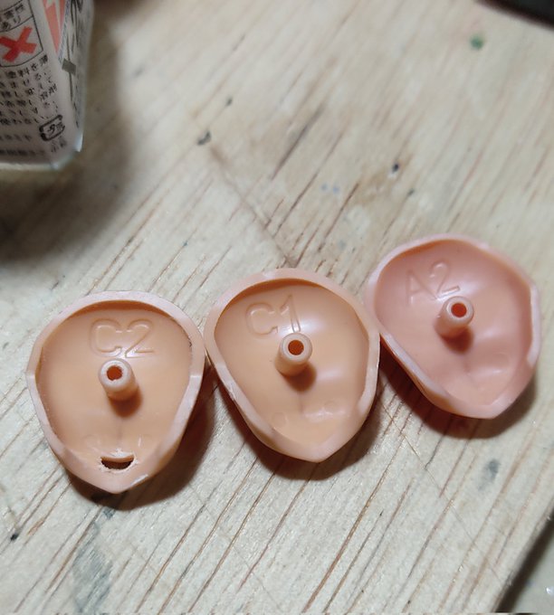 ルルチェの無地の顔パーツを開口してたときに気がついたんだけどパーツのナンバリングが違う。
確認してみたけど装備と本体セットがAで表情オプションがBでボディパーツがCって事なのね・・・ 