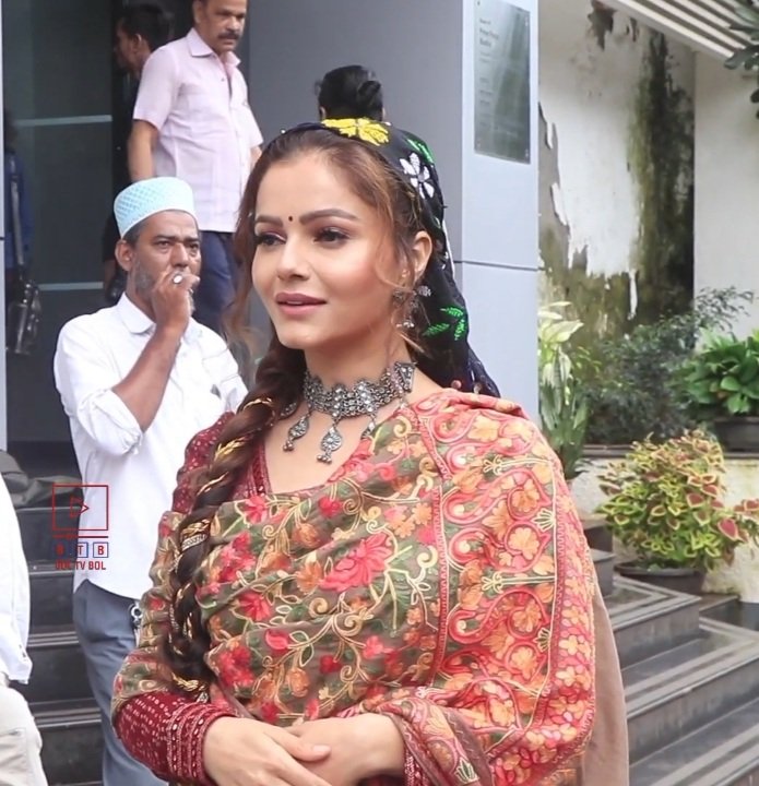 Hey my dear #RubiHolics, Please do follow this account of  @stay_away_yrr.

she has lost access to her previous account which had 3.5k+ followers.. help her to get 1k followers..she will definitely follow back..it’s a humble request to you  all :).

#rubinadilaik