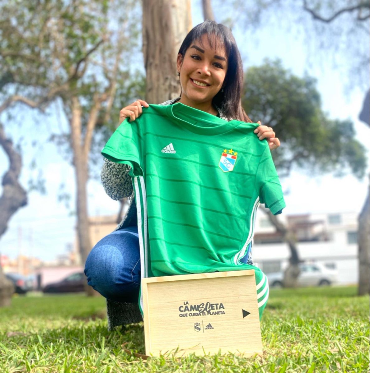 🎉SORTEO!!🎊 Para los hinchas de #SportingCristal, estaré sorteando la camiseta alterna talla L de mujer👩🏻. 
Requisitos:
•Dar RT a la publicación
•Comenta, ¿Quién es tu ídolo maximo de Sporting Cristal?
📌Tienen hasta el viernes 8pm!#Adidas