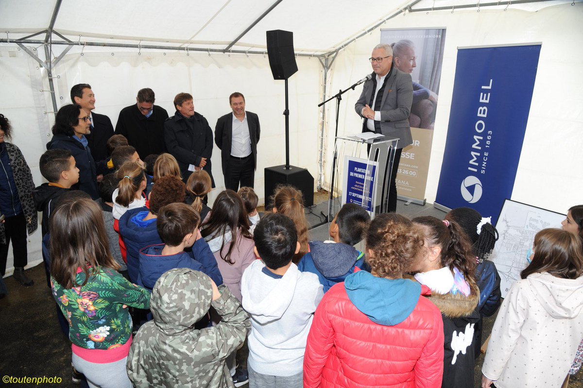 yannduboscBussy's tweet photo. Un beau projet voit le jour à Bussy dans le quartier du Golf : maisons, petits collectifs (Immobel) et une maison senior (Montana). Merci aux enfants de l’école du Clos pour la pose du 1er arbre ! @VilledeBussy #Immobel #Montana https://t.co/nDylM1ceuu