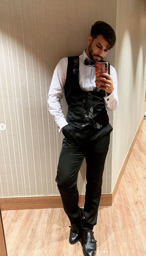 vertizegala's tweet photo. El cantante @Agoney luciendo un traje de nuestra firma, Vertize Gala, en fantasía, negro y plata. Estilismos: Raúl Amor. #colaboraciones #estilismos #música #artistas #moda #vertizegala #mancollection https://t.co/AfWZ91gJyg