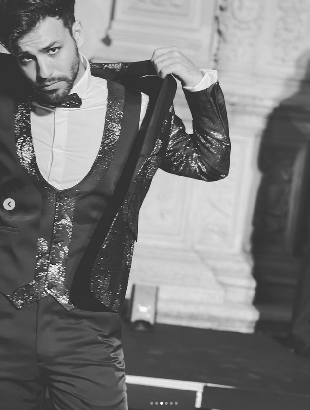 vertizegala's tweet photo. El cantante @Agoney luciendo un traje de nuestra firma, Vertize Gala, en fantasía, negro y plata. Estilismos: Raúl Amor. #colaboraciones #estilismos #música #artistas #moda #vertizegala #mancollection https://t.co/AfWZ91gJyg