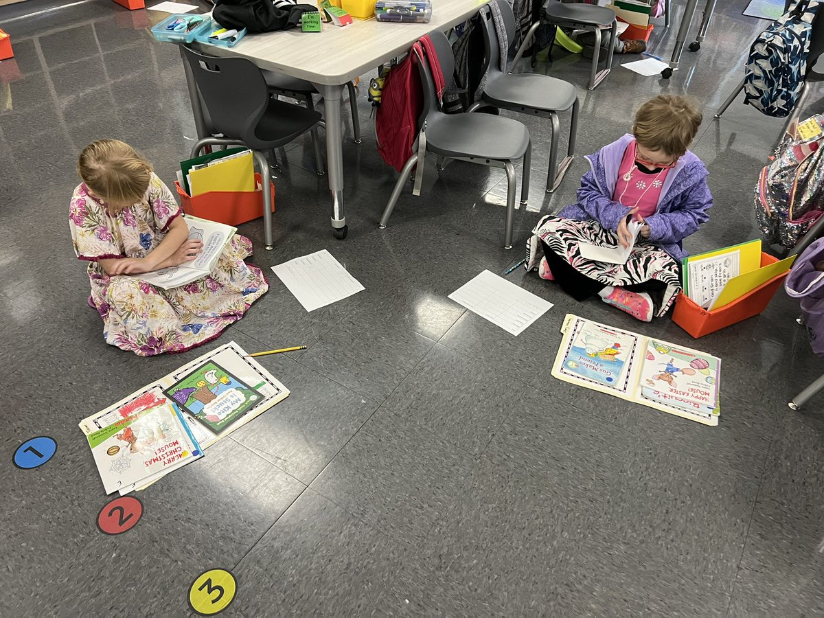 bilbao_tabitha's tweet photo. Our reading mats and log are finally in full swing. The kids did not even want to go on the iPad. https://t.co/VuwNDKFsiX
