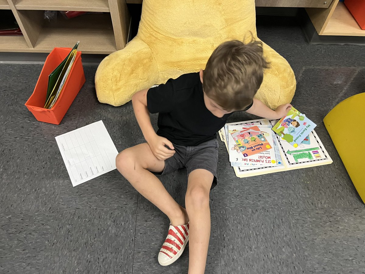 bilbao_tabitha's tweet photo. Our reading mats and log are finally in full swing. The kids did not even want to go on the iPad. https://t.co/VuwNDKFsiX