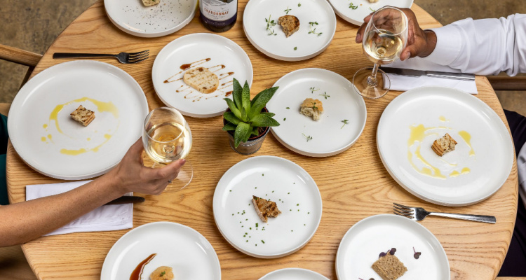 DesignMyNight's tweet photo. This new restaurant in London serves nothing but bread and it’s completely free 👀

We’ve never been more bready for this 🍞👇

https://t.co/ZzIEdTzIlW https://t.co/4jqMcEViLa