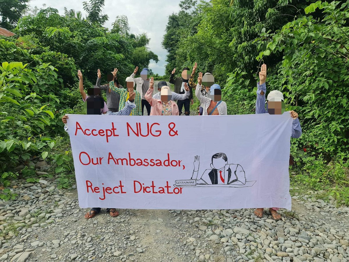 MizzimaNews's tweet photo. NUG နှင့် ဦးကျော်မိုးထွန်းကို ထောက်ခံကြောင်းဆန္ဒထုတ်ဖော်ခဲ့သည့် ကလေးမြို့ ပင်မသပိတ်စစ်ကြောင်း 
=======

သပိတ်စစ်ကြောင်းသည် စစ်အာဏာသိမ်းမှု ဆန့်ကျင်ရေး ရက်ပေါင်း ၅၉၉ မြောက်အဖြစ် ယနေ့ စက်တင်ဘာလ ၂၈ ရက်တွင်ဆက်လက် ဆန္ဒပြခဲ့ကြခြင်းဟုသိရသည်

#ကလေးမြို့
#ဦးကျော်မိုးထွန်း
#ဆန္ဒပြ
#Mizzima https://t.co/3Hch59sYPL