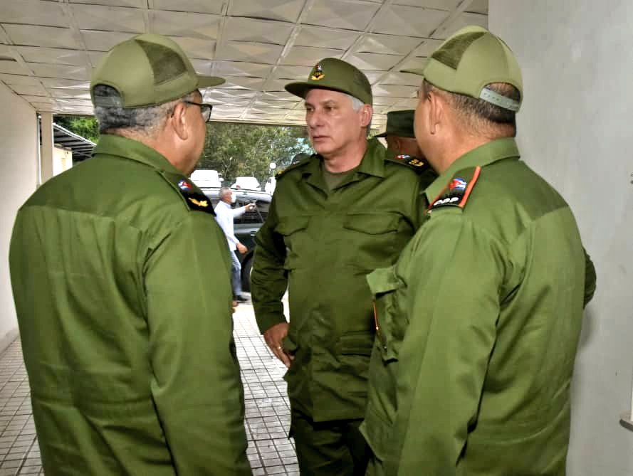 🚨 | El presidente <a href="/DiazCanelB/">Miguel Díaz-Canel Bermúdez</a> llegó a la sede del <a href="/PartidoPCC/">Partido Comunista de Cuba</a> en la capital para analizar la situación de la capital tras el paso del #HuracánIan. 

Este miércoles el Jefe de Estado estará recorriendo varios lugares afectados del occidente de #Cuba 🇨🇺. 

🧵