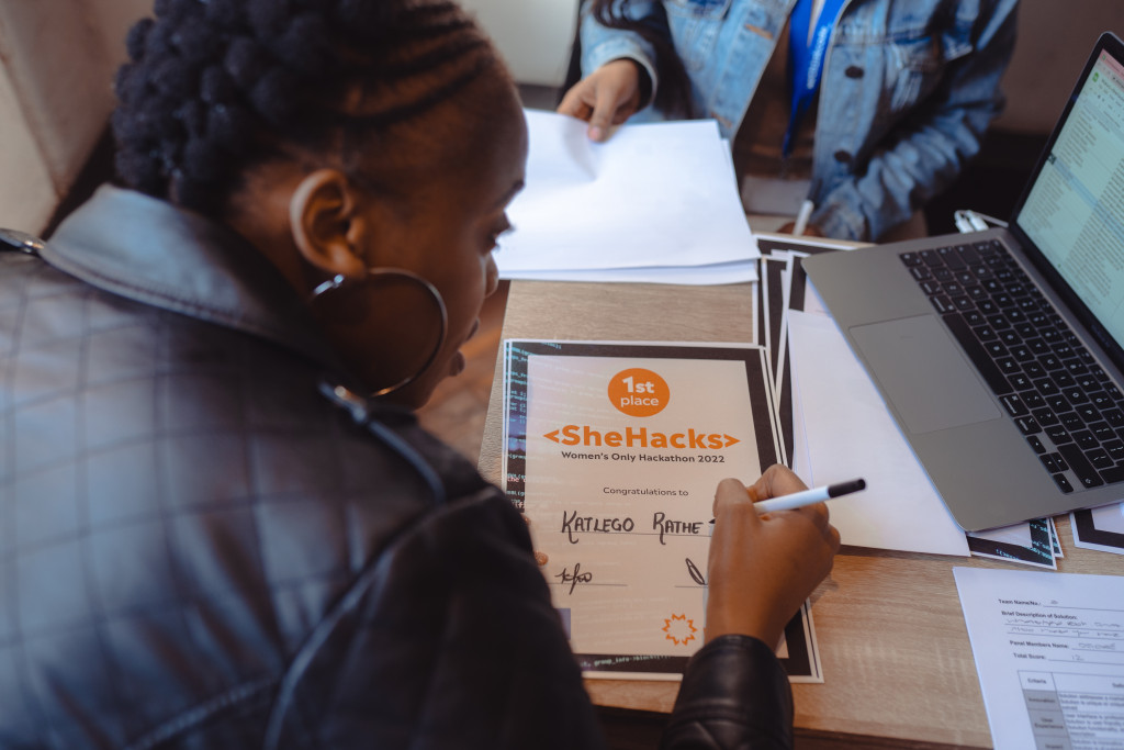 APO_source's tweet photo. Mukuru and WeThinkCode partner to host SheHacks to solve financial services challenges in Africa @mukurudotcom @wethinkcode #Africa #ITSector #Women #Hackathon #Technology #Coding #Event #Business #Winners #SheHacks
Read more: https://t.co/QblfpvyQXs https://t.co/8KRGH3PL5u