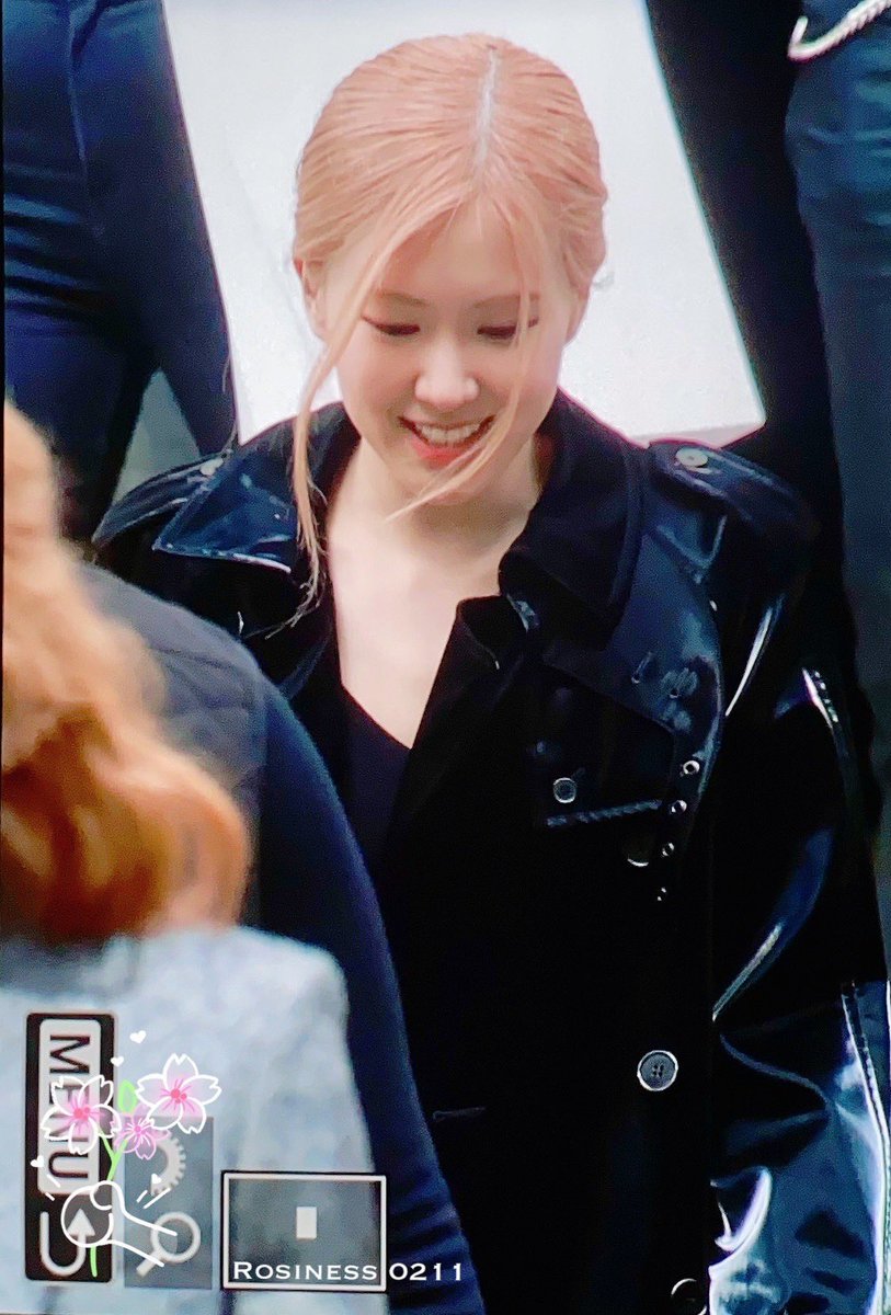 ROS_E4's tweet image. ชอบรอยยิ้มน้องเเชงจังมันดูเเล้วรู้สึกมีกำลังใจมากกก
ROSÉ SAINT LAURENT PFW
#ROSÉBrilleEnSaintLaurent @YSL