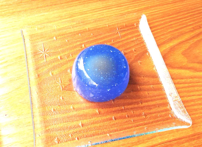 つるや菓子舗()の満天星きらきらしててとってもきれいー!中はりんごジャムを練り込んだりんご餡長野の物産展みたいなのがやっててそこで買いましたー(* ' ˘ ` *) 