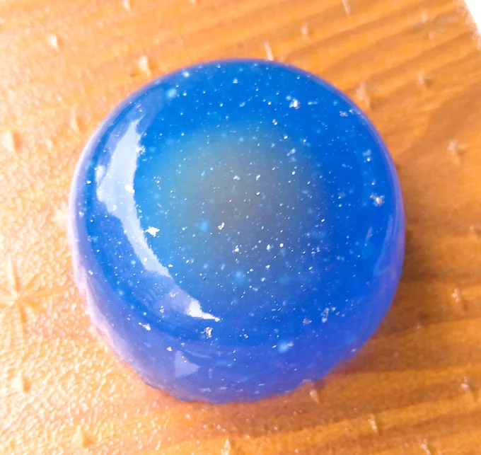 つるや菓子舗()の満天星きらきらしててとってもきれいー!中はりんごジャムを練り込んだりんご餡長野の物産展みたいなのがやっててそこで買いましたー(* ' ˘ ` *) 