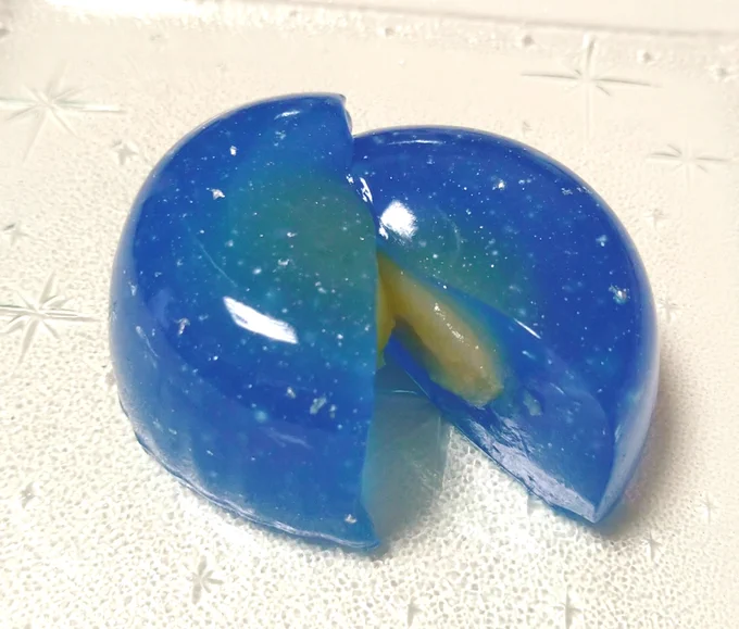 つるや菓子舗()の満天星きらきらしててとってもきれいー!中はりんごジャムを練り込んだりんご餡長野の物産展みたいなのがやっててそこで買いましたー(* ' ˘ ` *) 