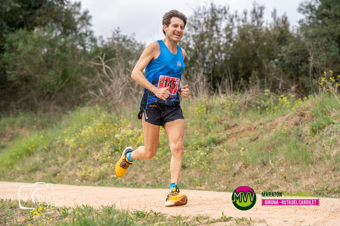 Sonrifiendo... "Sonreír sufriendo"

Aunque la RAE no lo acepte, seguiremos dando ejemplo de cómo es la etiqueta runner ¡Vamos a por más!