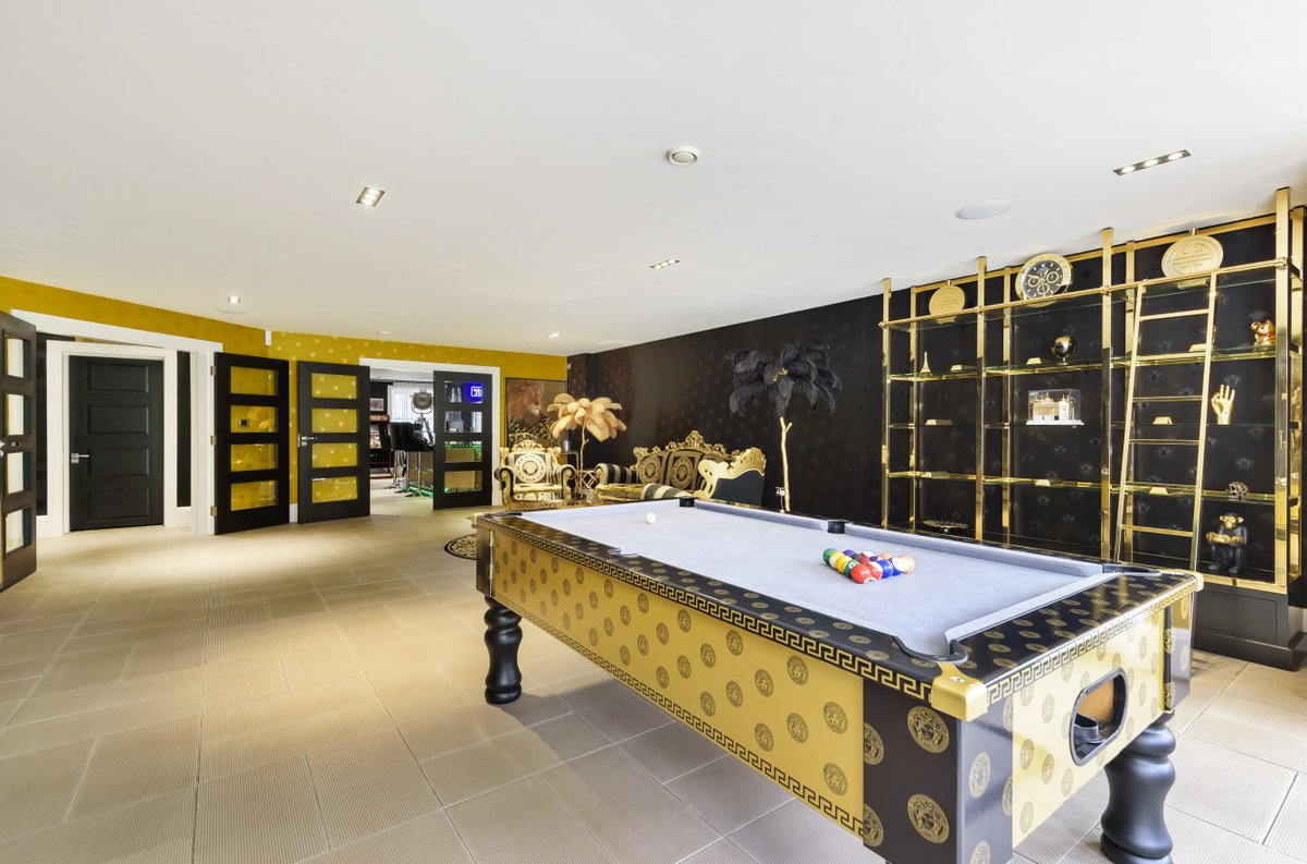 Nichecom's tweet photo. Plenty of room to play at this unbelievable mansion in Keston. Even comes stamped with its own crest ๐ฎBrought to market by Langford Russell Locksbottom #kestonhouse #kentproperty #premiumphotography @AcornGroup https://t.co/IFh9WBL8Iy