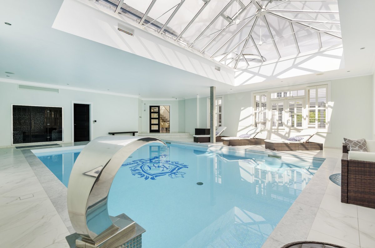 Nichecom's tweet photo. Plenty of room to play at this unbelievable mansion in Keston. Even comes stamped with its own crest ๐ฎBrought to market by Langford Russell Locksbottom #kestonhouse #kentproperty #premiumphotography @AcornGroup https://t.co/IFh9WBL8Iy