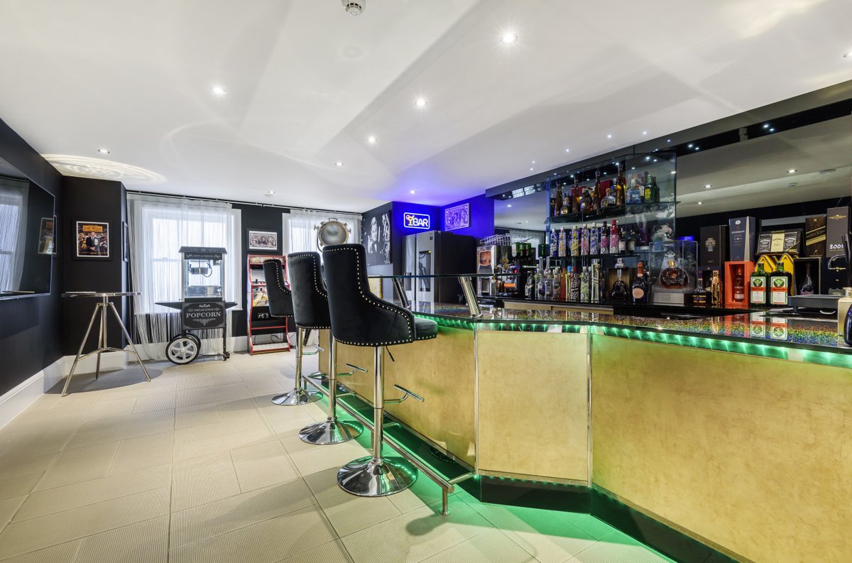 Nichecom's tweet photo. Plenty of room to play at this unbelievable mansion in Keston. Even comes stamped with its own crest ๐ฎBrought to market by Langford Russell Locksbottom #kestonhouse #kentproperty #premiumphotography @AcornGroup https://t.co/IFh9WBL8Iy