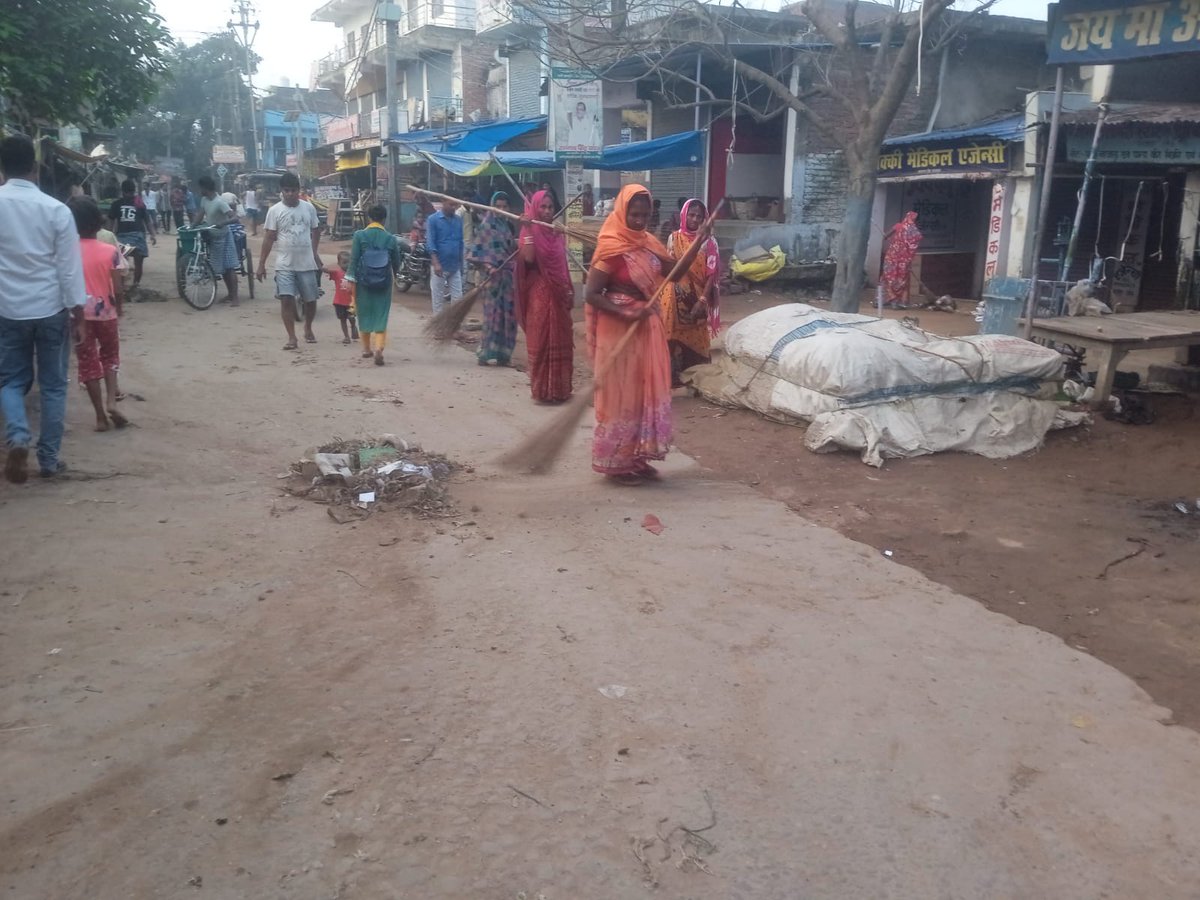 lsbarajpur's tweet photo. रोहतास जिला राजपुर प्रखंड में "हमारा स्वच्छ सुंदर गांव" के तहत सफाई अभियान चलाई गई ।@LSBA_Bihar
@swachhasiddipet 
@rahulias6 
@dm_rohtas 
@shekhar84357147
@MoRD_GoI
@PRD_BIHAR
@IPRD_Bihar
@ratnishverma 
@Shital_V0709
@SumanlalKarn 
@LSBA_Rohtas 
@Ravi_97097 
@Shahbazenv86 https://t.co/fmWz4qpsVT