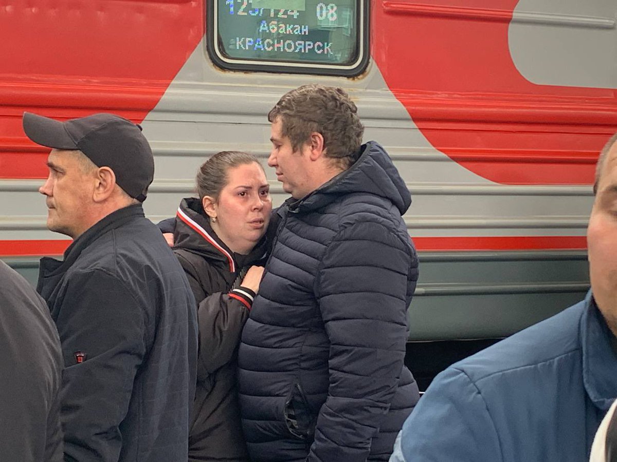 Сегодня из Красноярска ушел очередной поезд с мобилизованными

Сначала призывников собрали на сборном пункте у ж/д вокзала, а уже потом они пошли на перрон.