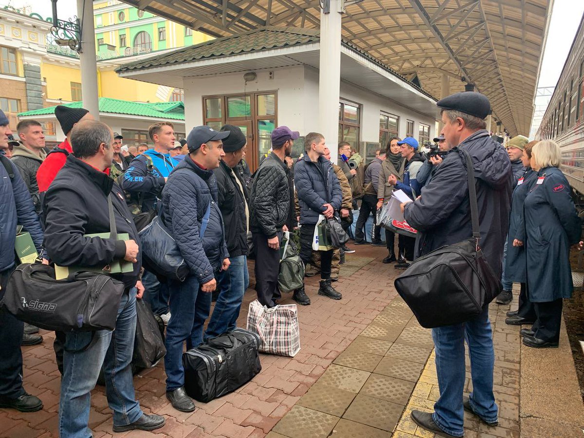 Newslabru's tweet photo. Сегодня из Красноярска ушел очередной поезд с мобилизованными

Сначала призывников собрали на сборном пункте у ж/д вокзала, а уже потом они пошли на перрон. https://t.co/HqYHftdgue