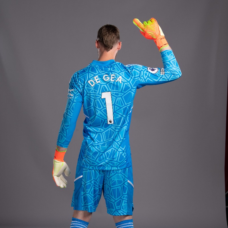 ManUtd's tweet photo. ⏳ One day to go... 

🇪🇸 @D_DeGea

#MUFC || #MCIMUN