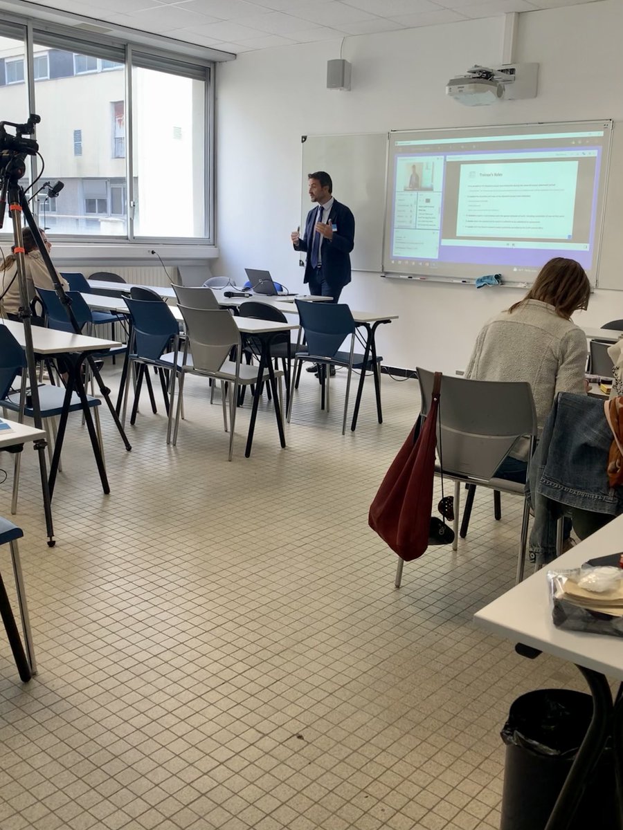 GaelleAtEu2P's tweet photo. After 2 years, the #Eu2PFW is back to ⁦@univbordeaux⁩! ⁦@CiccioSalvo33⁩ is introducing the #Eu2P master in #DrugSafety 😀 https://t.co/uvWeJ9stRQ