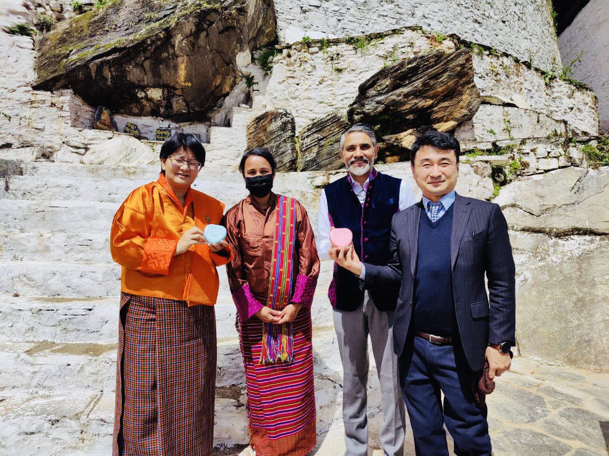 UNDP_Bhutan's tweet photo. * @MoHBhutan launches advocacy program on #iCTGs, a device that allows remote monitoring of fetal heart rate &amp; uterine contraction of pregnant women to detect high-risk pregnancies. 55 iCTGs in select 🏥across 20 districts benefit 5000 expectant mothers. Humbled to be a partner. https://t.co/Q1i7sE58JY