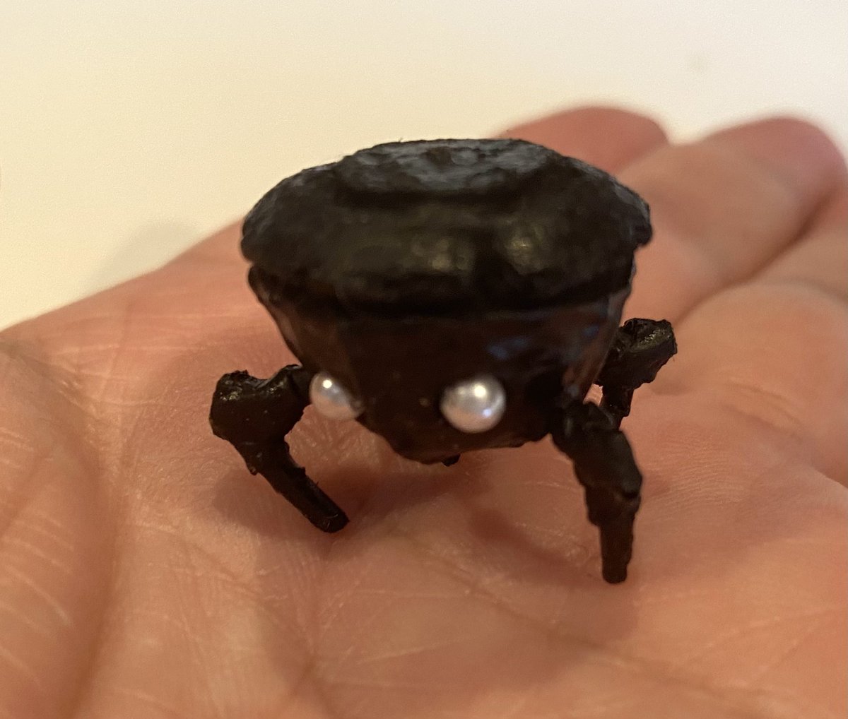 cocoroheal's tweet photo. チャリティポストカードショップに持っていったネイチャークラフトのカニさんの作り方です☺️

材料
ユーカリの実　1
足にする小枝　4
目玉用ビーズ　2
頭をふさぐ木皮　何でもよい

工具類
ニッパー、ピンバイス（またはキリ）、接着剤、紙やすり

以下、作り方です

#Sky手芸部 https://t.co/98w1DIXE3c