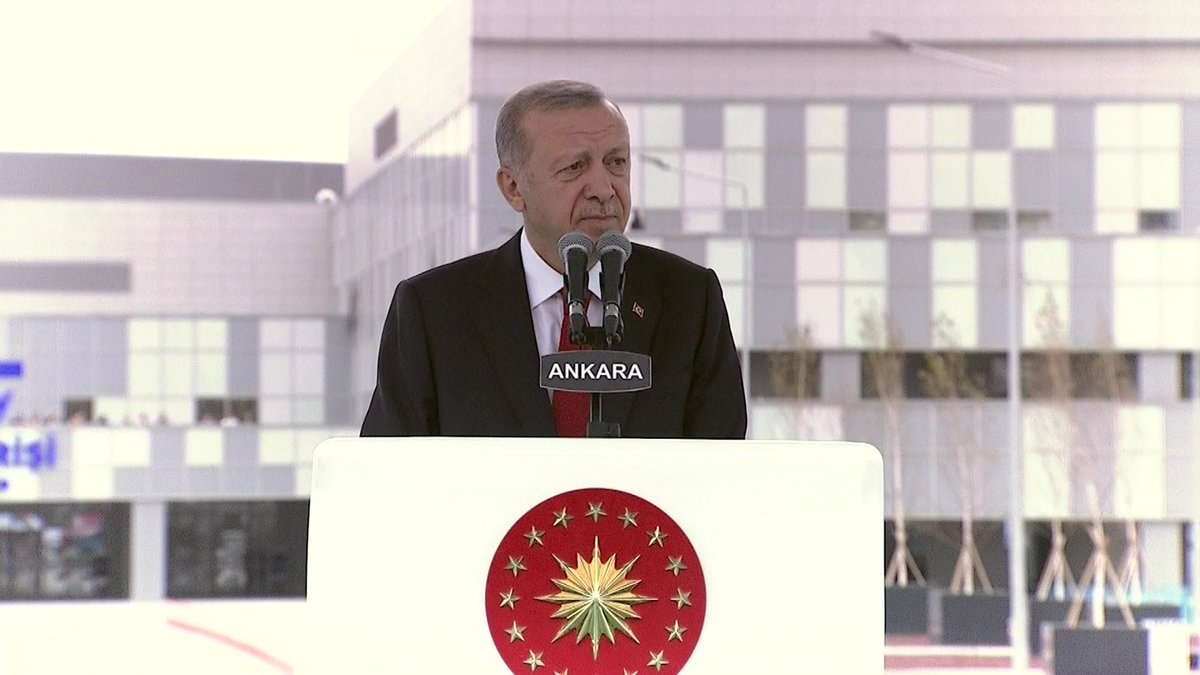 BirGun_Gazetesi's tweet photo. Erdoğan: Sırf daha iyi arabaya binmek, sırf daha yeni telefon alabilmek, sırf daha çok konsere gidebilmek gibi süfli (adi, aşağılık, bayağı) heveslerle ellerin yani başka ülkelerin, başka toplumların kapısına varanlara acıyarak bakıyorum 
https://t.co/oCFvKcMV7P https://t.co/VALTNm6GlB