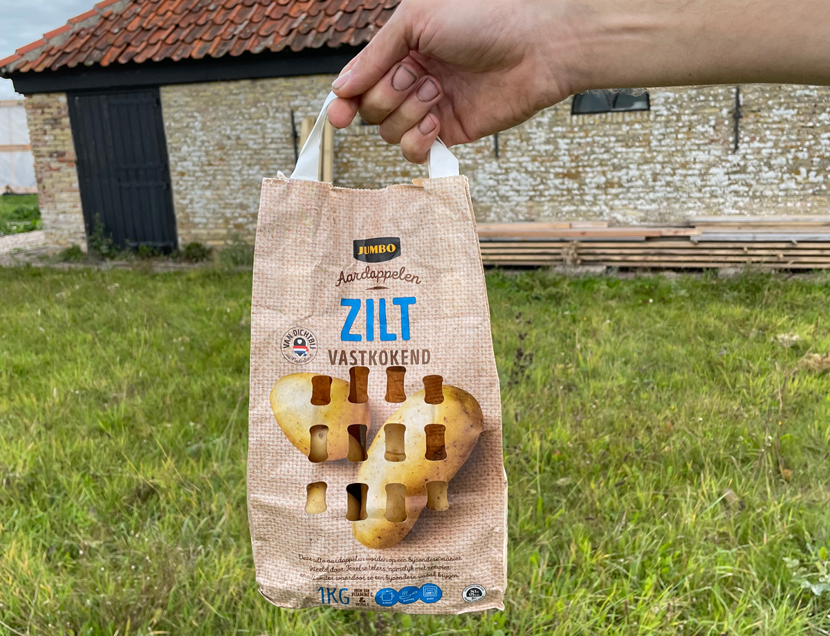 Texelse met zeewier bemeste ‘zilte’ aardappelen bij de Jumbo. Salt Farm Foundation werkt samen met Blauwe Polder in project Zeker Zilt om opbrengst voor boer en handel te verhogen. Kijken of certificering met #Waddengoud mogelijk is, is hier onderdeel van. waddengoud.nl/waddengoud-jou…