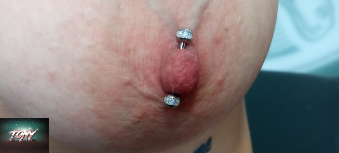 TonyBodypiercer's tweet photo. Cambio gioielli a questi vertical nipple piercing 🍒
Gioielli in titanio certificato da implantologia da 1.6 mm ✅ con fasce orbitali di mini swarovski crystal.
Per info gioielleria contattatemi 🔥
#BODYPIERCING #bodyart #bodymodification #bodytransformation #nipplepiercing https://t.co/dChCknZoAn