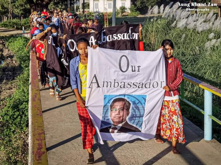 miN13700's tweet photo. The protesters of Chindwin West Bank Strike in Sagaing Region continued their daily anti-military protest with the banner reading "Accept NUG &amp; Our Ambassador, Reject Dictator" on Sep 28.

#WarCrimesOfJunta
#2022Sept28Coup
#WhatsHappeninglnMyanmar https://t.co/afbnMEa35C