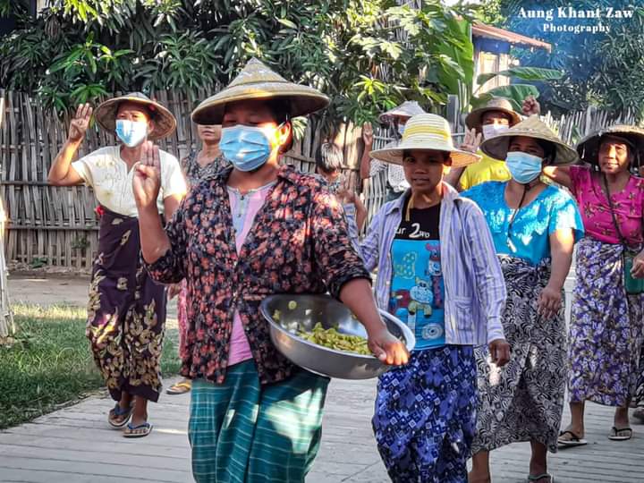 miN13700's tweet photo. The protesters of Chindwin West Bank Strike in Sagaing Region continued their daily anti-military protest with the banner reading "Accept NUG &amp; Our Ambassador, Reject Dictator" on Sep 28.

#WarCrimesOfJunta
#2022Sept28Coup
#WhatsHappeninglnMyanmar https://t.co/afbnMEa35C