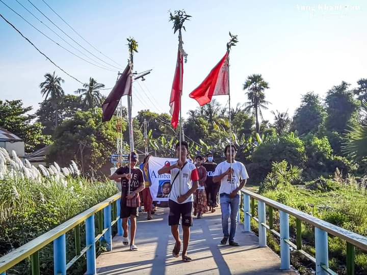 miN13700's tweet photo. The protesters of Chindwin West Bank Strike in Sagaing Region continued their daily anti-military protest with the banner reading "Accept NUG &amp; Our Ambassador, Reject Dictator" on Sep 28.

#WarCrimesOfJunta
#2022Sept28Coup
#WhatsHappeninglnMyanmar https://t.co/afbnMEa35C