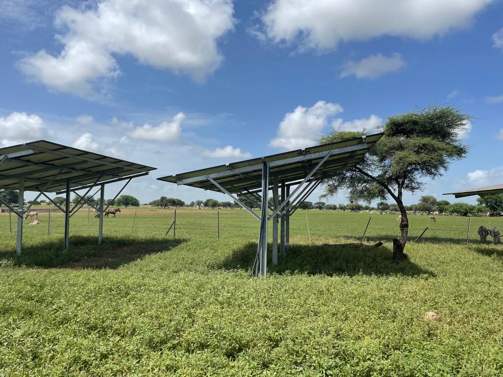endaenergylinks's tweet photo. #LaitEtEnergieSolaire #ProgresLait #ZoneNord 
Avec l'ASER pour la réception provisoire des mini-centrales solaires de Niassanté (20kWc) et Wendou Loumbel (12 Kwc) pour alimenter les grandes plateformes d’une capacité de stockage de 1500 litres de lait frais par collecte. https://t.co/KRAFPQ1tDe