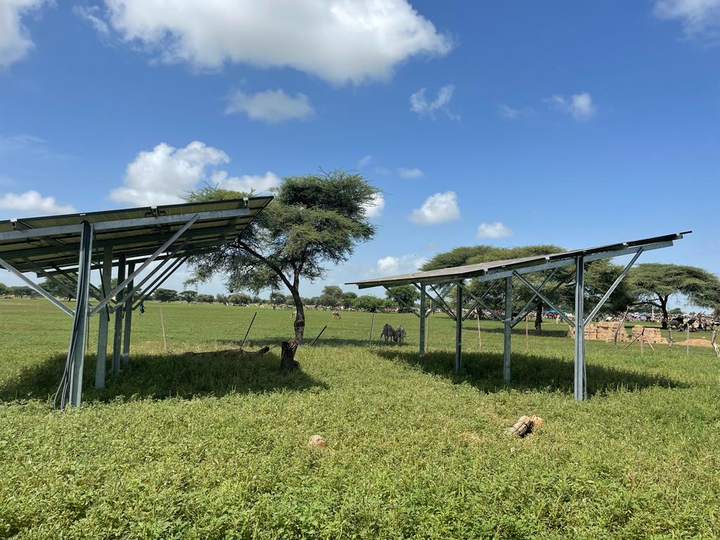 endaenergylinks's tweet photo. Ces plateformes polarisent 3 mini plateformes de 4 kWc chacune et de capacité 350 litres de lait frais par collecte. Le maire de DEALY et sa délégation ont profité de la visite pour témoigner de l’importance du #ProgresLait dans le développement de l’économie de la zone. https://t.co/RB15hZPJod