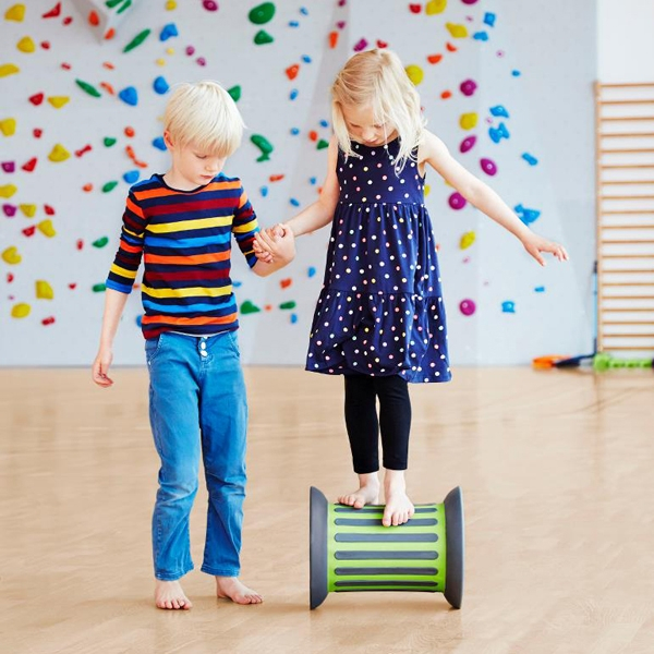 Uitdagend spelmateriaal voor KDV, BSO en PO - mailchi.mp/b300d6319568/u… - Klimmen en klauteren, vallen en...weer opstaan! Zet tien kinderen voor een klimrek en ze klimmen allemaal naar een andere hoogte. Jonge kinderen weten zelf heel goed waar hun grenzen liggen.