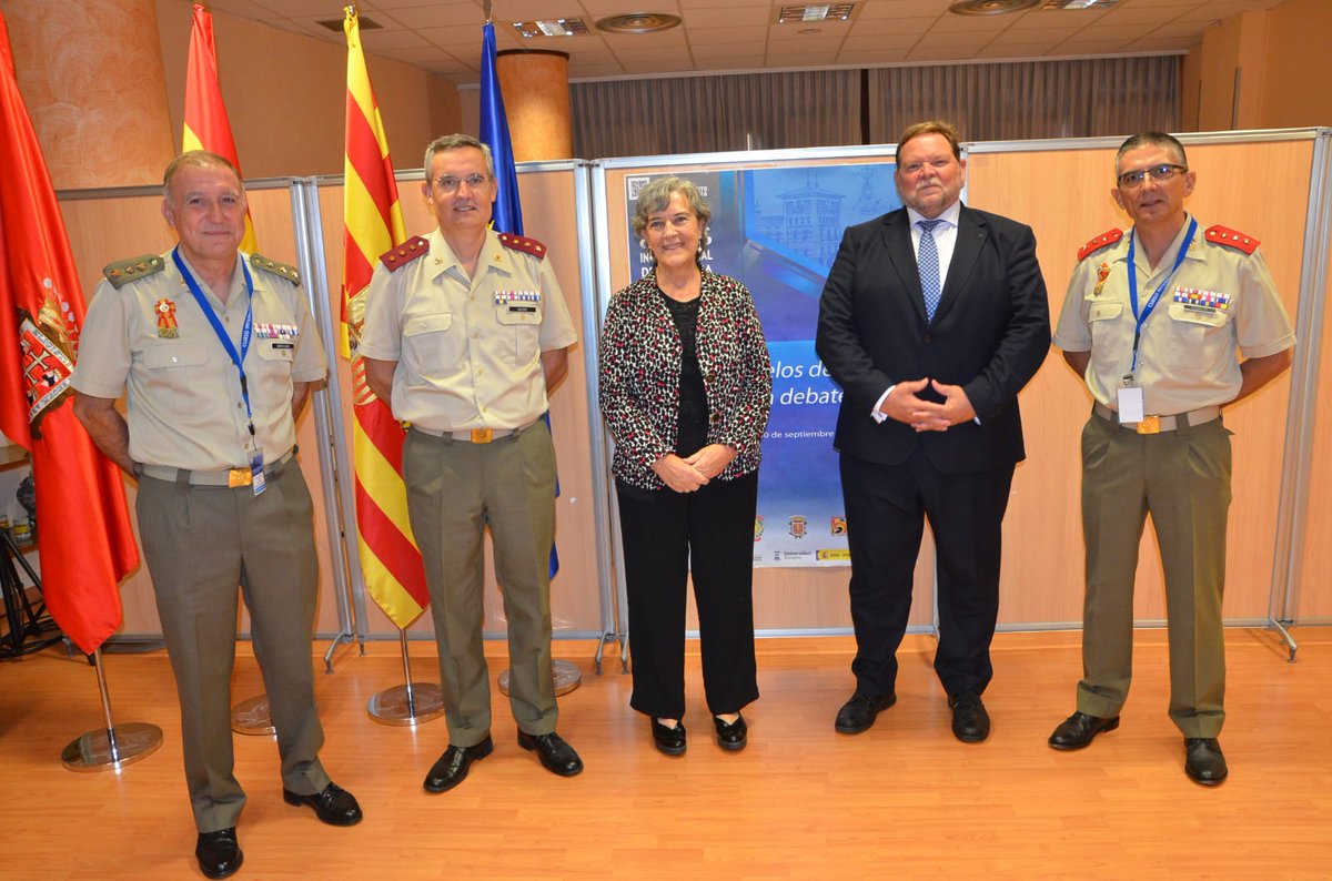 MADOC_ET's tweet photo. Los ponentes del #CursoInternacionalDefensa destacan, en la tercera jornada, que la Unión Europea es el actor mejor dotado para intervenir en la gestión de situaciones de crisis.
#AGM_ET
#ConocimientoNuestroValor https://t.co/ghp91ZIMB7