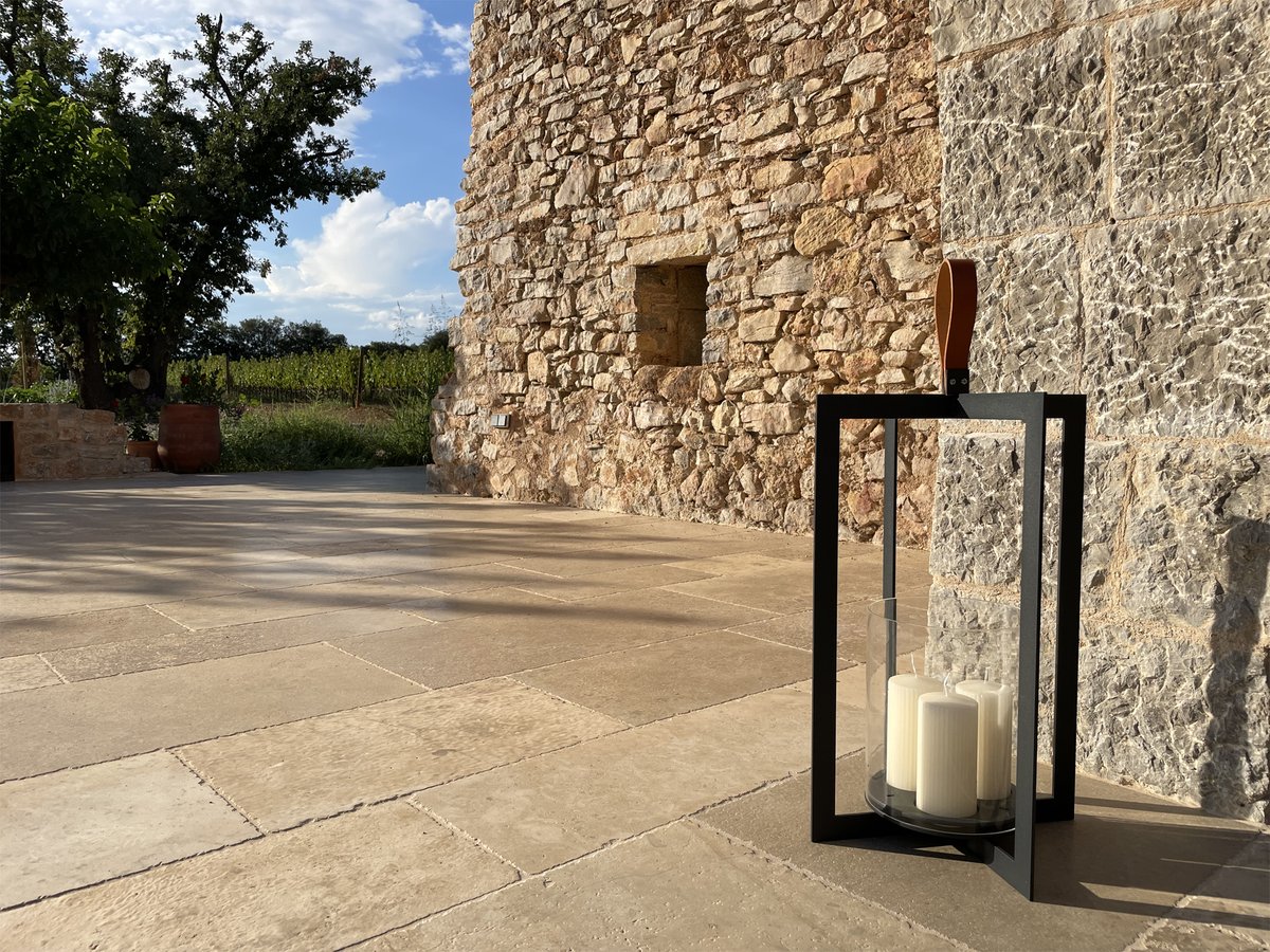 ContactLYX's tweet photo. Andrea bougie
Dans l’esprit de la lampe ANDREA autonome,
une interprétation généreuse et exclusive en version bougeoir.
Au cœur de 2 cadres croisés,
une colonne transparente protège un trio de bougies.
La Réserve de Ramatuelle
en bord de Méditerranée.
https://t.co/9Lc1SbYfXE https://t.co/pk2kuyYe7P