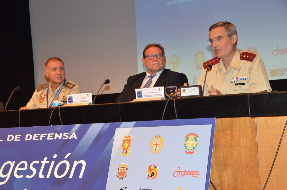 MADOC_ET's tweet photo. Los ponentes del #CursoInternacionalDefensa destacan, en la tercera jornada, que la Unión Europea es el actor mejor dotado para intervenir en la gestión de situaciones de crisis.
#AGM_ET
#ConocimientoNuestroValor https://t.co/ghp91ZIMB7