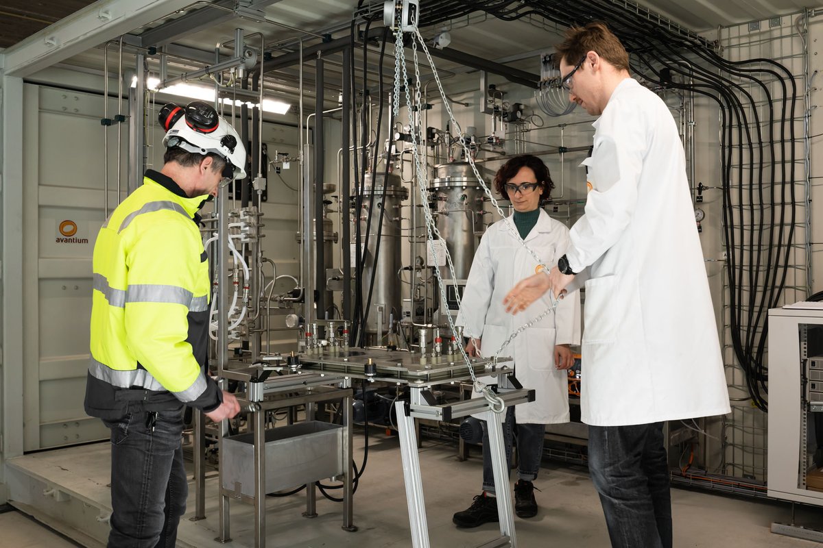 Zaterdag 1 oktober doen we mee aan de <a href="/UvA_Amsterdam/">UvA Amsterdam</a> Open Dag, een onderdeel van @Wetenschap_NL. Leer hoe we koolstof van boven de grond, bv. suikers uit planten of CO2 uit de lucht, gebruiken om alledaagse gebruiksvoorwerpen zoals plastic te maken bit.ly/3xYExhV #WvdW22