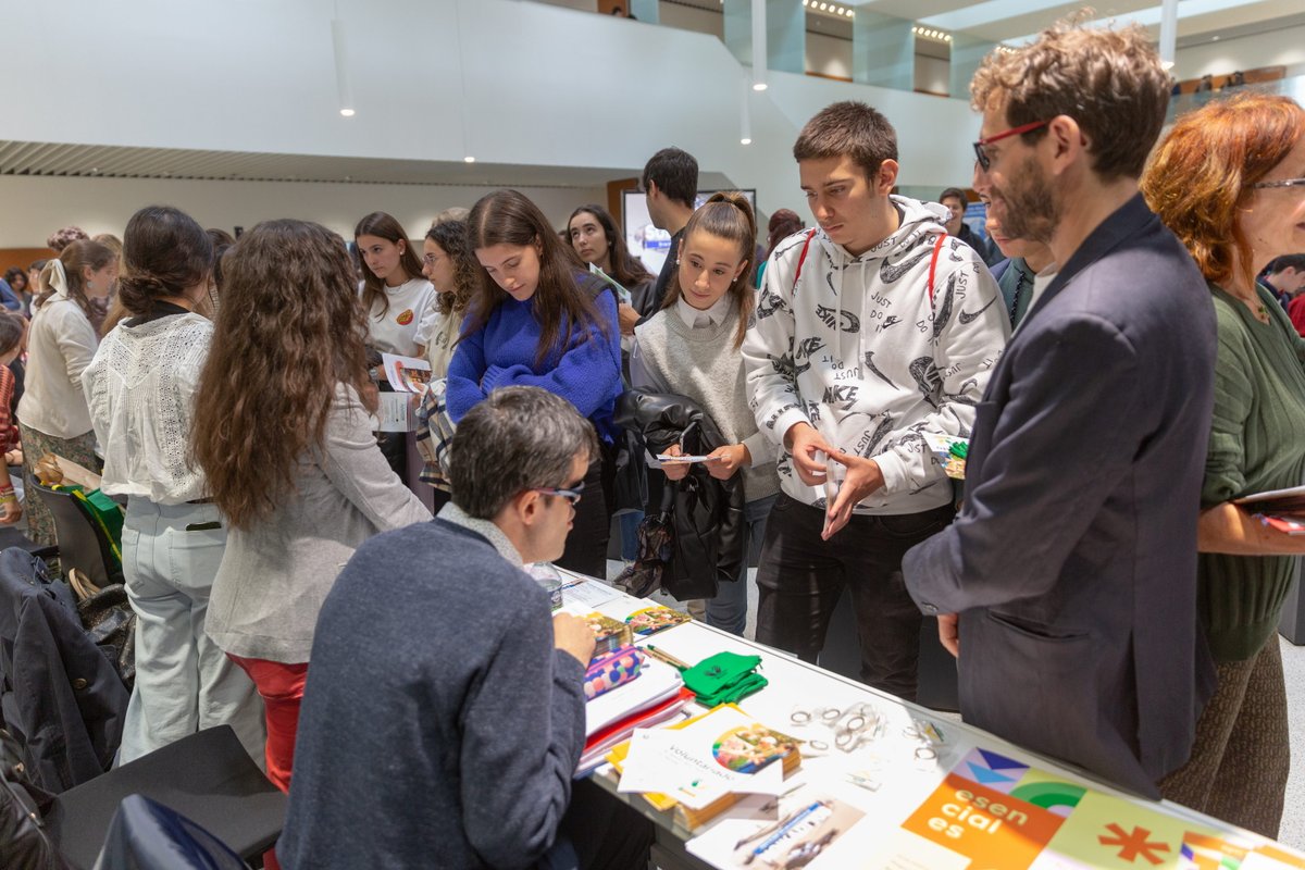 unav's tweet photo. Cerca de 50 ONG y entidades sociales se dan cita en la jornada de solidaridad de la Universidad.
María Padilla, estudiante de @etsaunav; @HildegartGlez, profesora de @enfermeriaunav; @unavbiblioteca y @fylunav han sido los premiados en #Solidariun2022.
👉 https://t.co/veyVVe38j8 https://t.co/o4uHA7UBHL