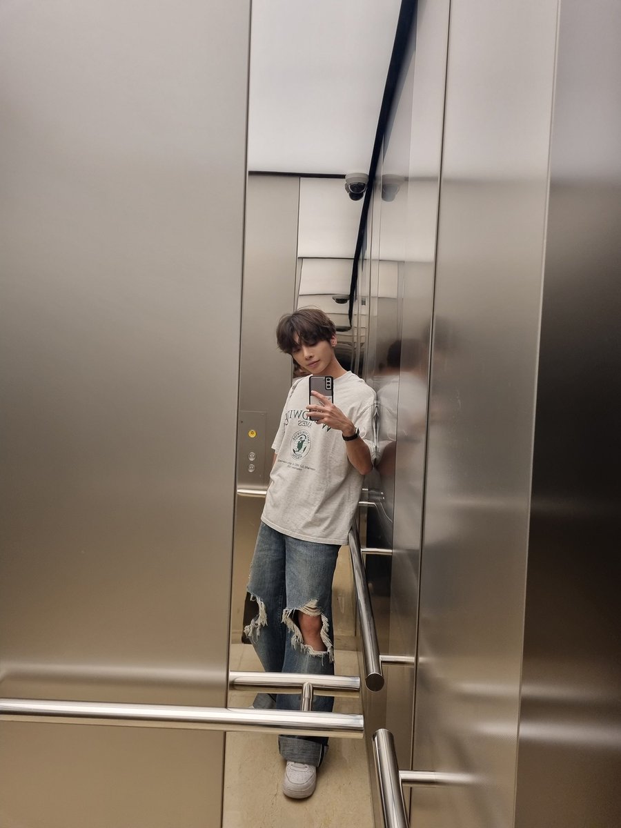 taehyun files tweet media